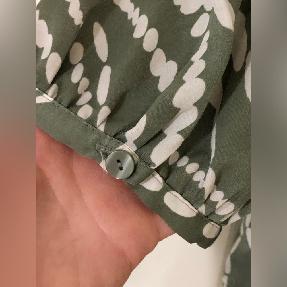 2/$30 Chico’s Green Ivory Keyhole Blouse 3/4 Sleeve Abstract Print Tunic Sz 1 - Picture 9 of 14